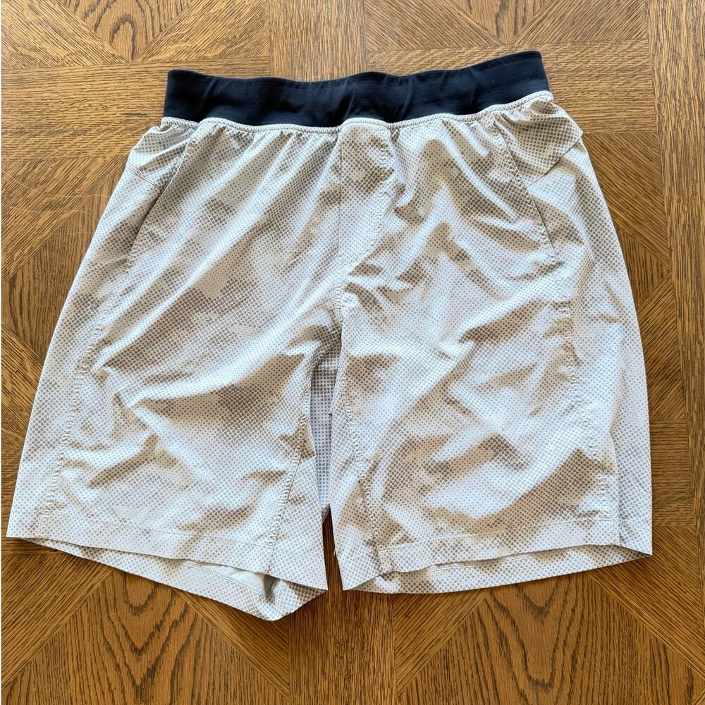 Lululemon Men's Athletic Shorts Gray Scale Print